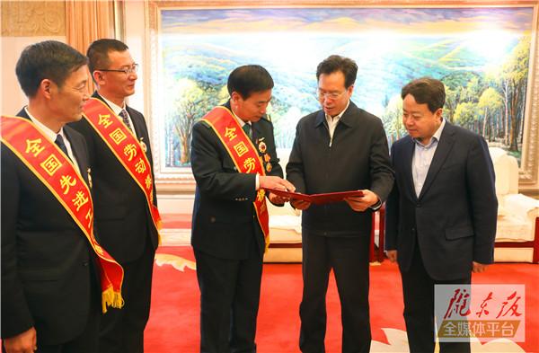 慶陽市3名全國勞動模范和先進(jìn)工作者載譽(yù)歸來！贠建民盧小亨親切會見