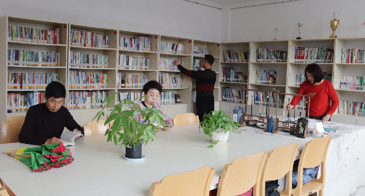 居民在社區(qū)城市書吧看書、繪畫。  通訊員  郭芳  攝  