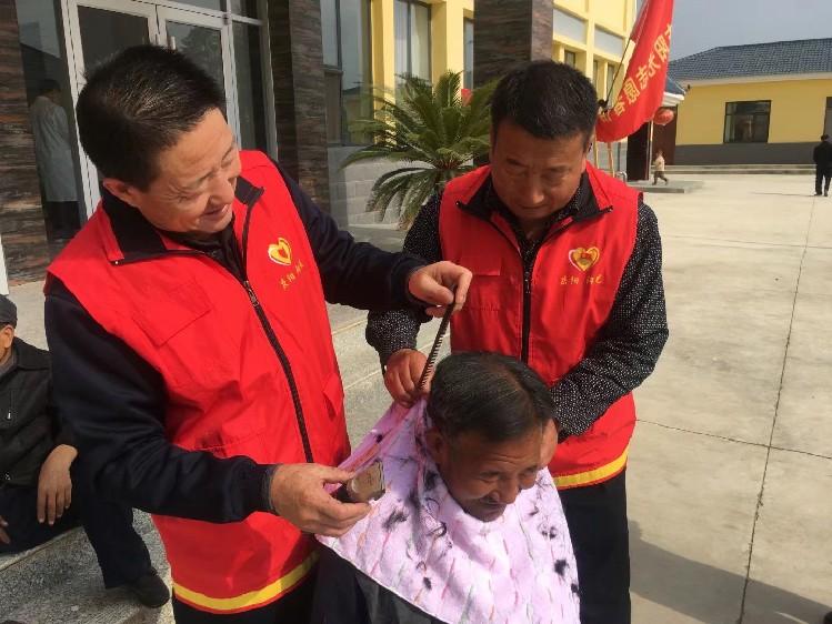 慶陽市陽光志愿者協(xié)會(huì)志愿者在什社敬老院給老人理發(fā)。  通訊員  陽光  攝  