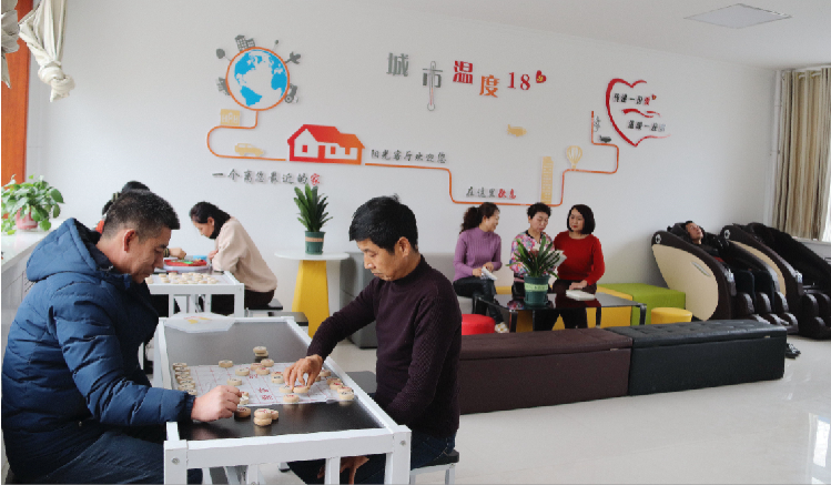 市民在東大街社區(qū)陽光客廳休閑娛樂。  通訊員  郭芳  攝  