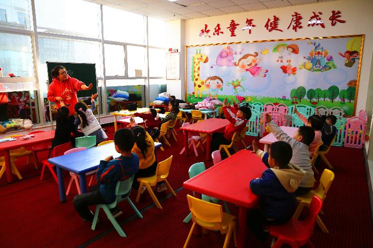 麗景幼兒園學(xué)生在合水東路社區(qū)的“四點(diǎn)半課堂”做互動(dòng)游戲。  通訊員  翟娜娜  攝  