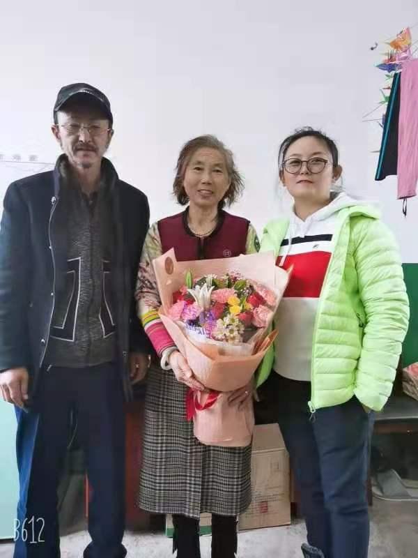 李桂芝和女兒牟鯤鵬、丈夫張順在一起
