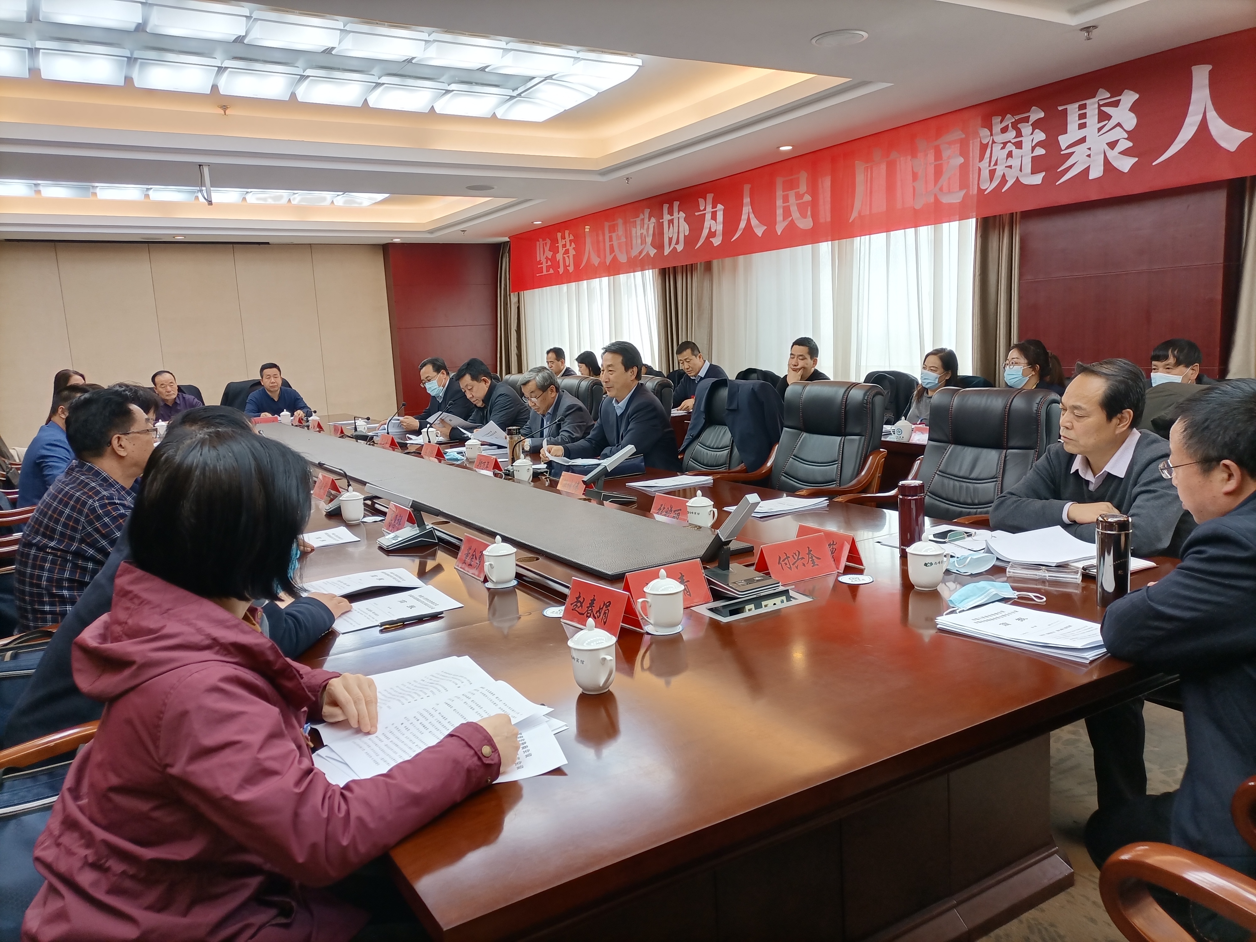 市政協(xié)委員繼續(xù)分組討論市委書記講話和相關(guān)報(bào)告。