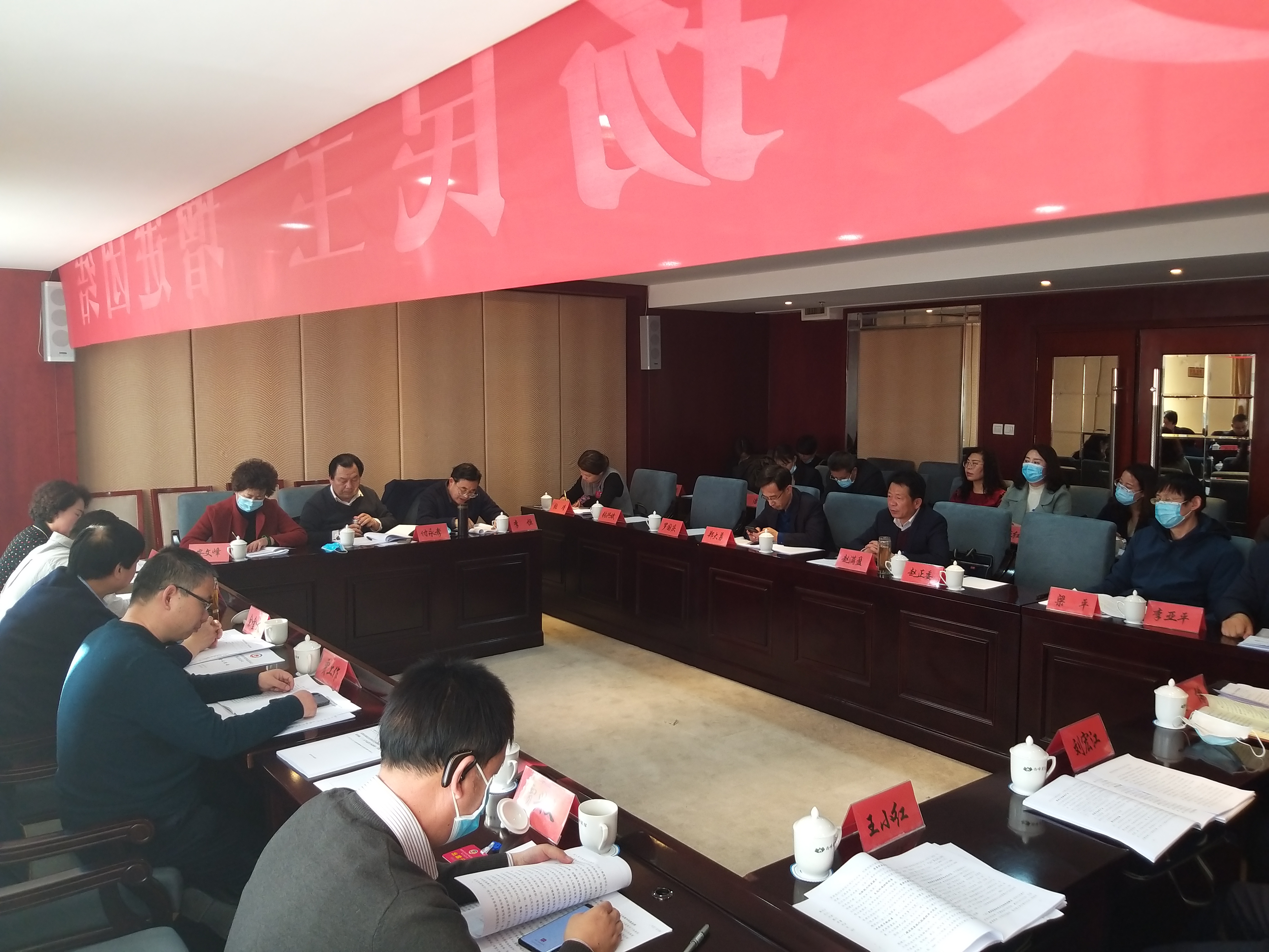 市政協(xié)委員繼續(xù)分組討論市委書記講話和相關(guān)報(bào)告。