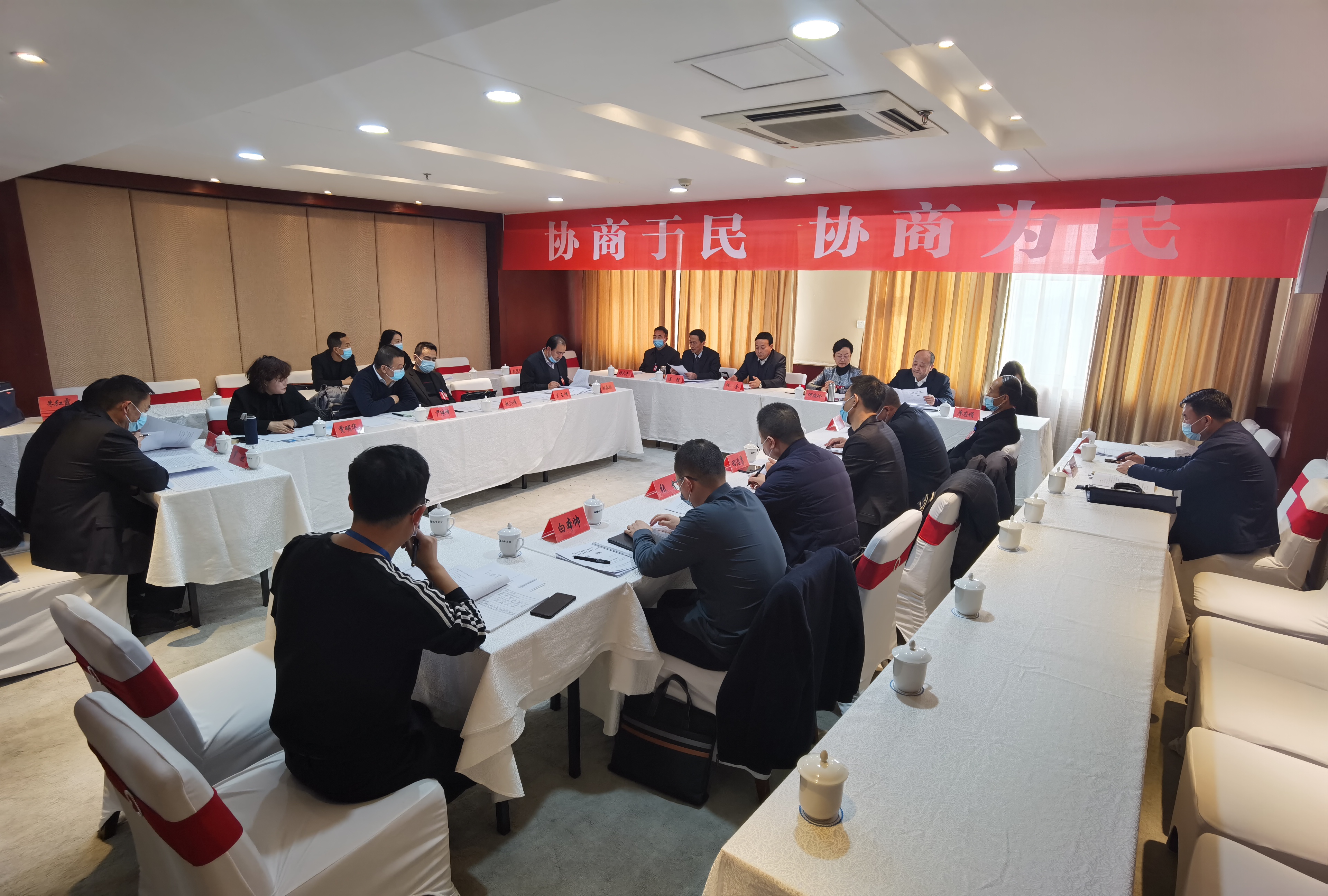 市政協(xié)委員繼續(xù)分組討論市委書記講話和相關(guān)報(bào)告。