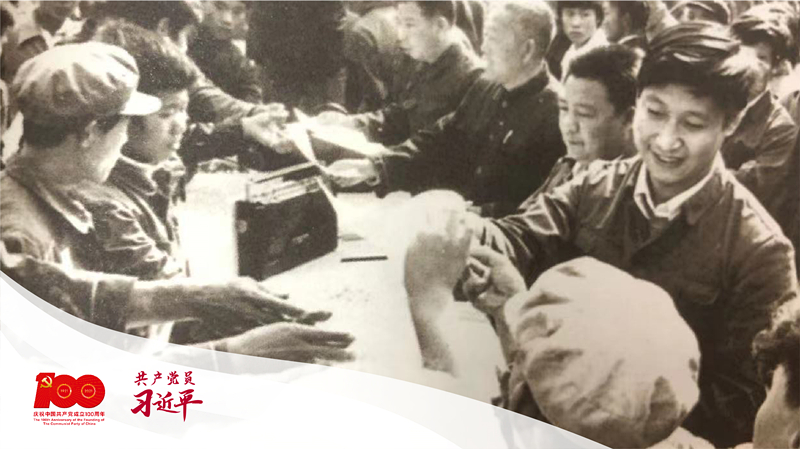 習(xí)近平帶領(lǐng)縣委工作人員在正定接頭發(fā)放《民意調(diào)查表》。 （圖片來(lái)源于《習(xí)近平在正定》）
