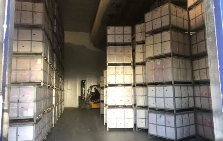 恒溫保鮮冷藏庫里存放的裝滿蘋果的果筐。