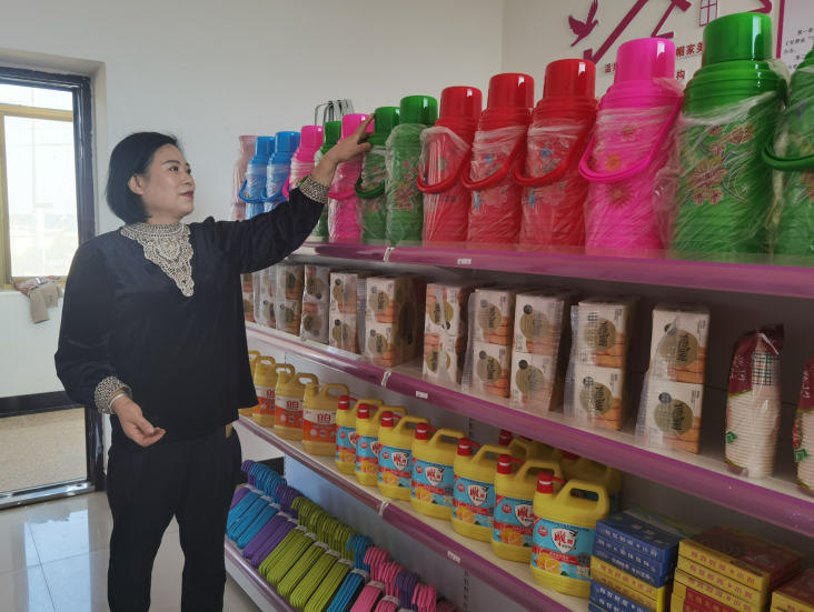 西峰區(qū)后官寨鎮(zhèn)帥堡村“巾幗家美積分超市”工作人員在整理物品。 通訊員 翟娜娜 攝