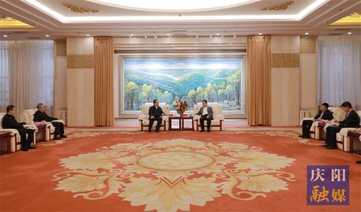 黃澤元與長慶油田分公司執(zhí)行董事、黨委書記李戰(zhàn)明和總經(jīng)理、黨委副書記余浩杰一行座談