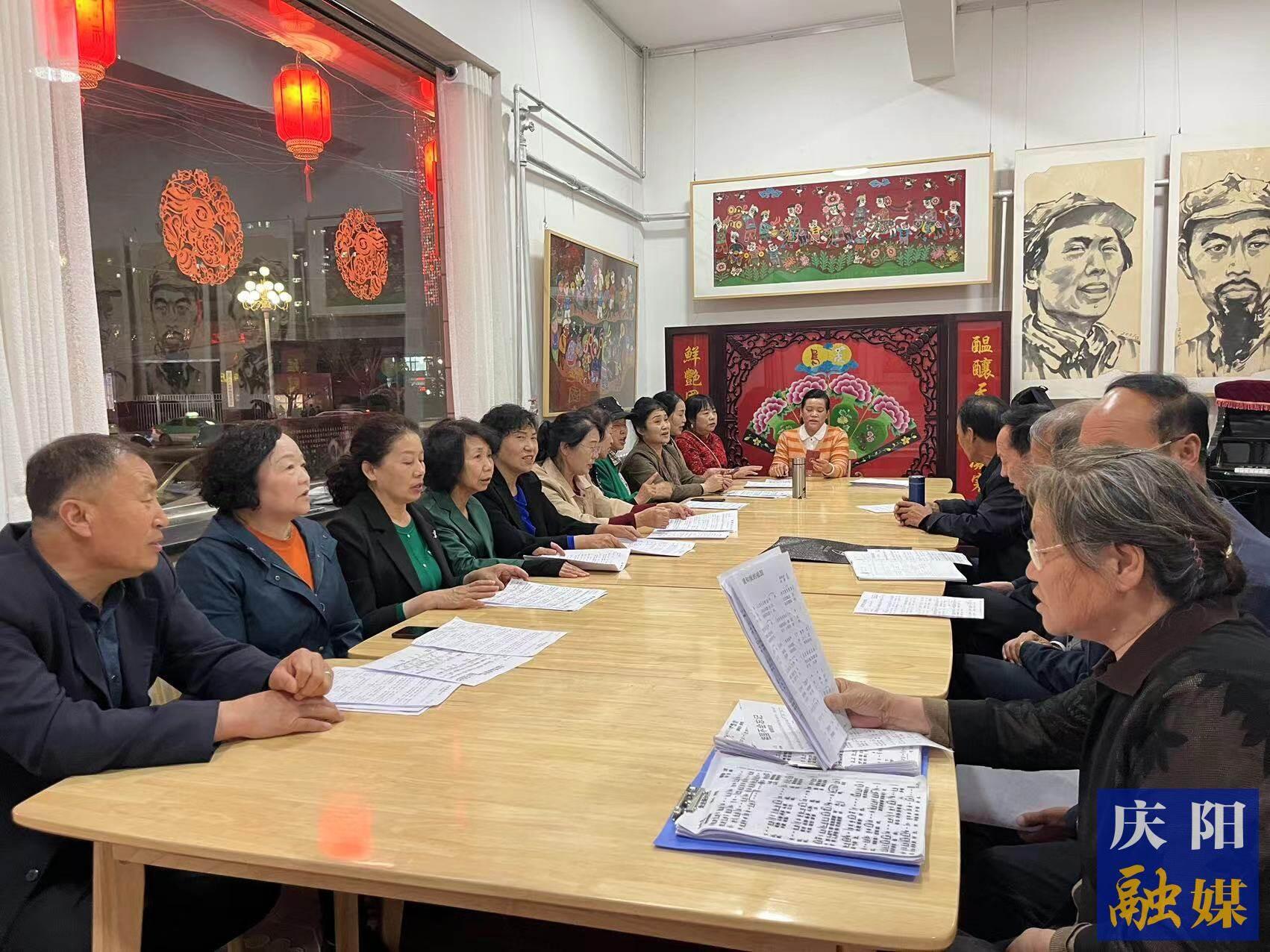 華池縣文化館民歌合唱團(tuán)的成員在練習(xí)隴東民歌。