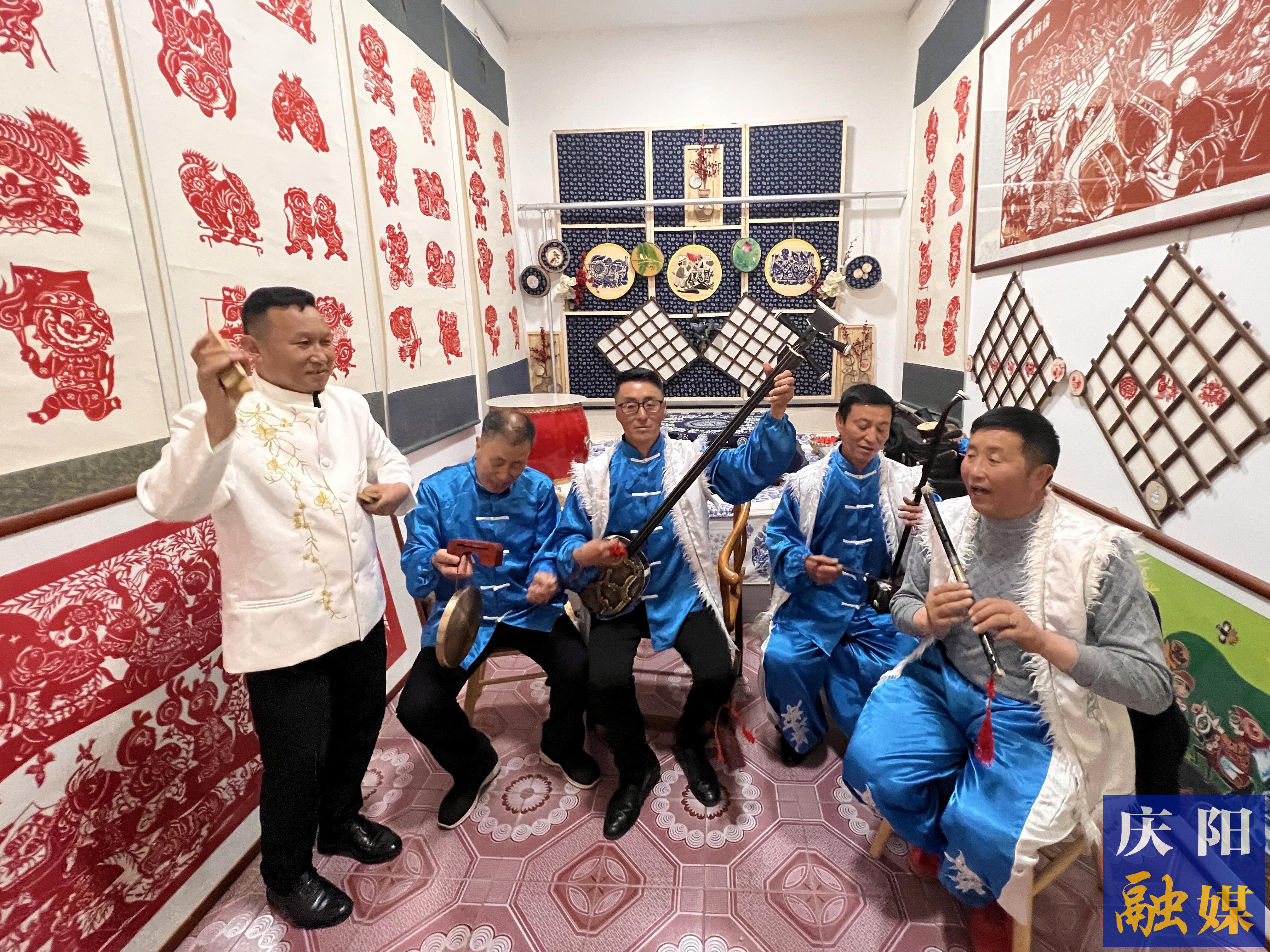 張穎奎（左三）和同伴在手機(jī)前直播南梁說(shuō)唱。