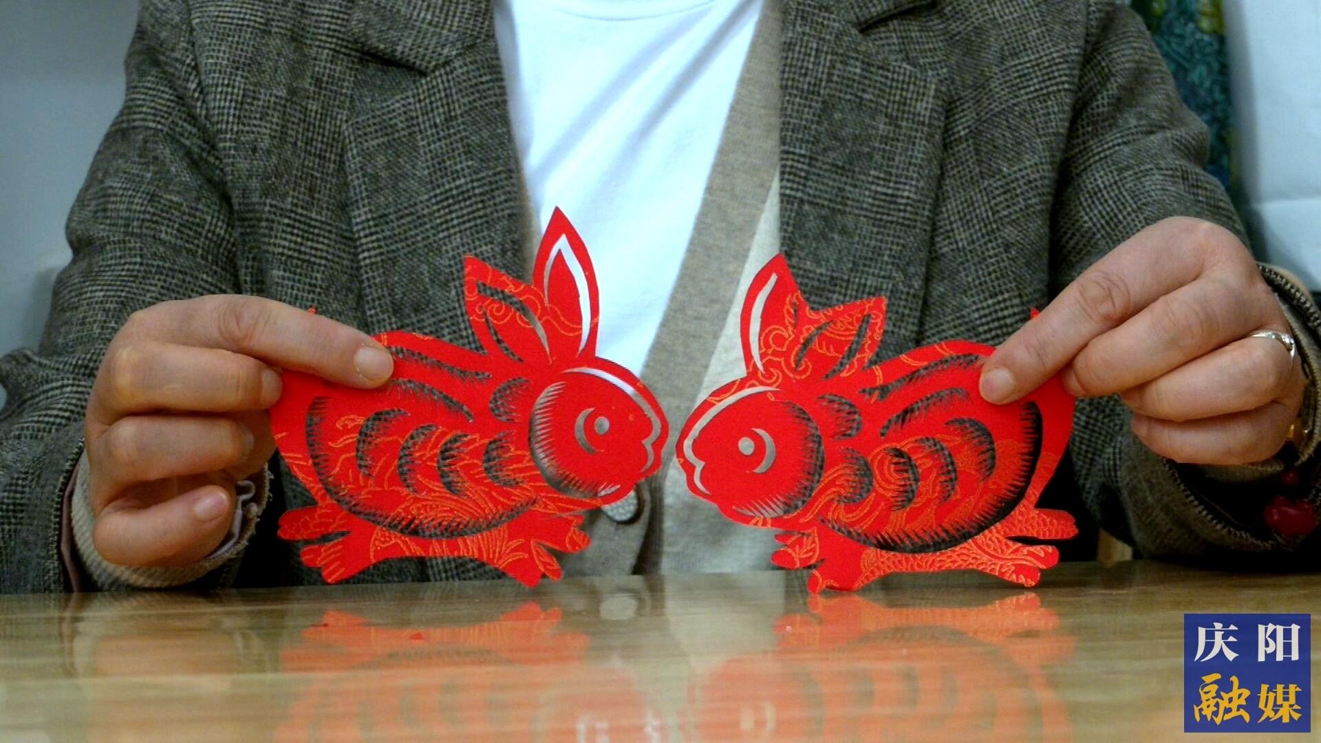 華池縣文化館非遺工坊的手藝人創(chuàng)作的剪紙。 通訊員 雷彩利 攝
