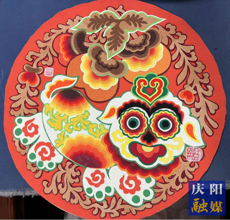 李慶英創(chuàng)作的布貼畫作品。