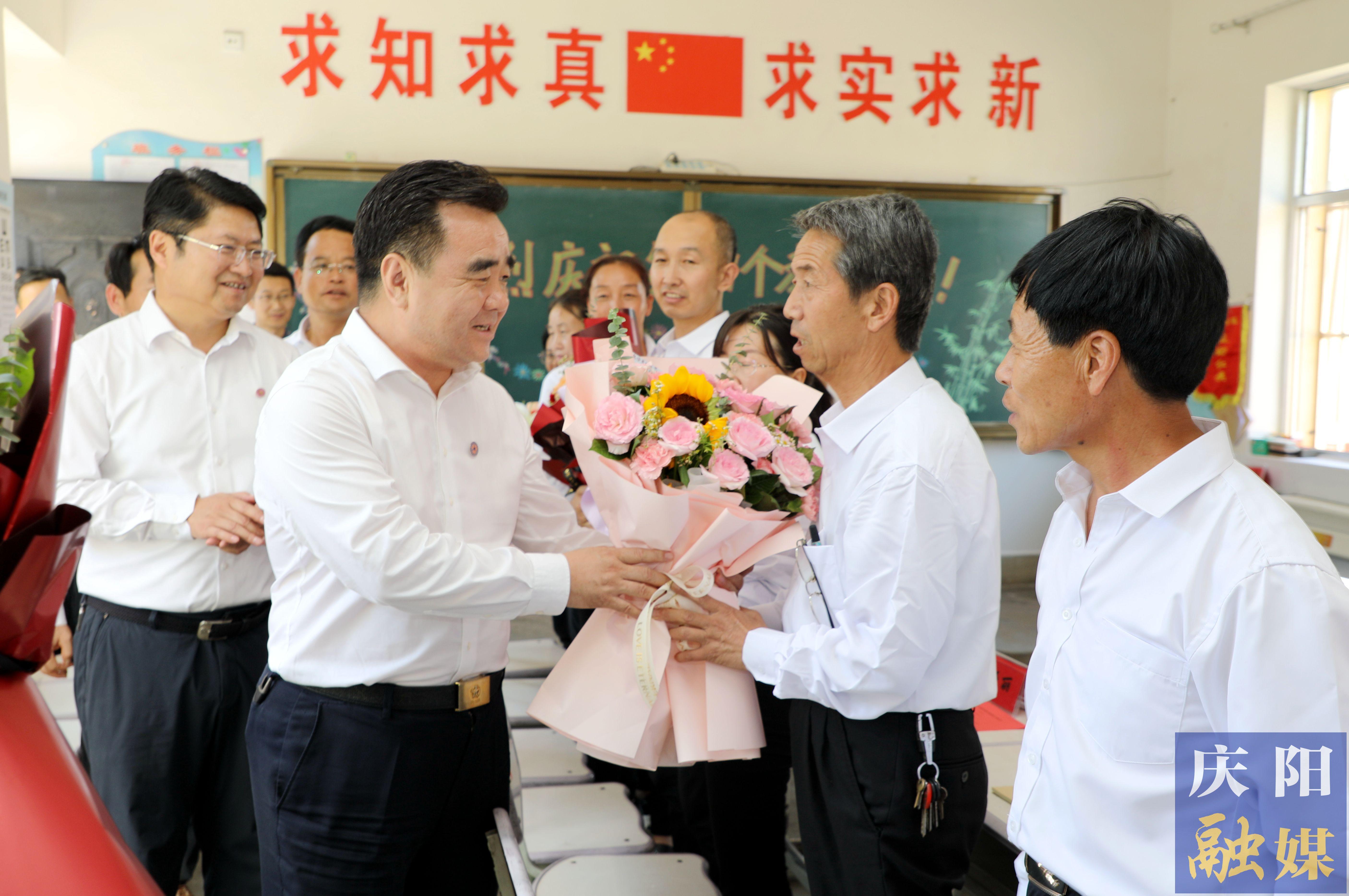 黃澤元在鎮(zhèn)原縣屯字鎮(zhèn)田嶺小學(xué)走訪慰問(wèn)一線教師 勉勵(lì)大家擔(dān)當(dāng)教育使命，當(dāng)好美麗園丁，引領(lǐng)鄉(xiāng)村文化，努力培養(yǎng)德智體美勞全面發(fā)展的社會(huì)主義建設(shè)者和接班人