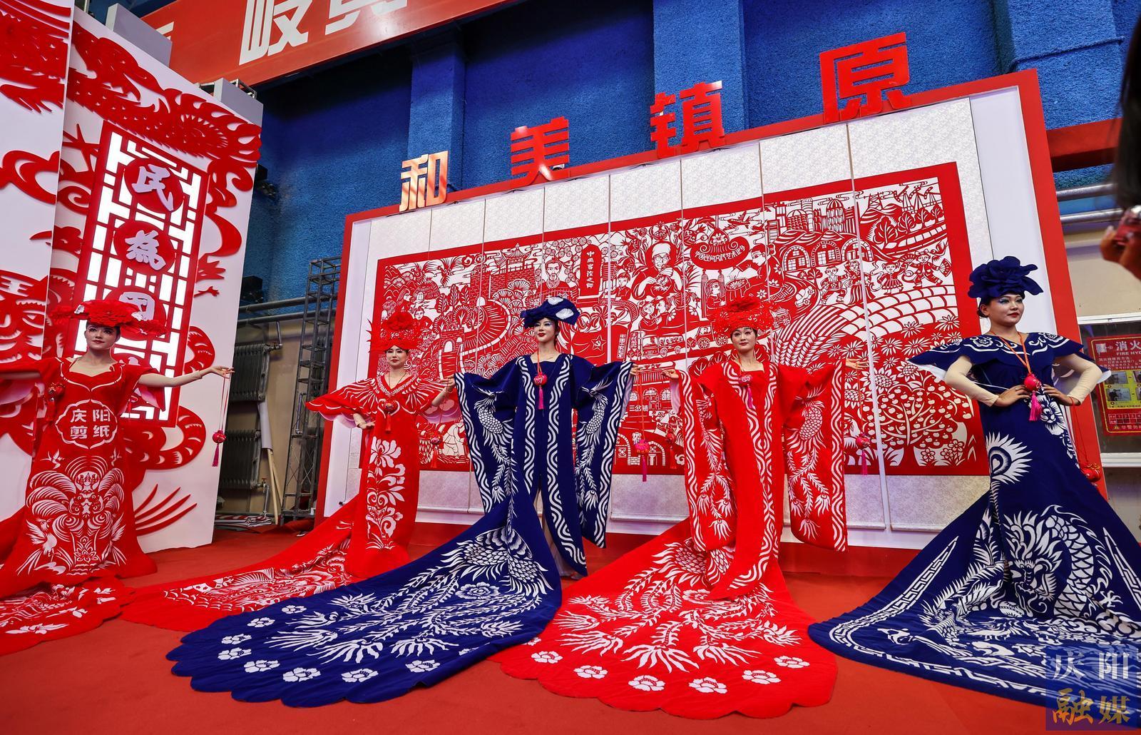 【攝影報(bào)道】香包、刺繡、剪紙……慶陽(yáng)民俗文化精品展區(qū)中哪些展品驚艷到你