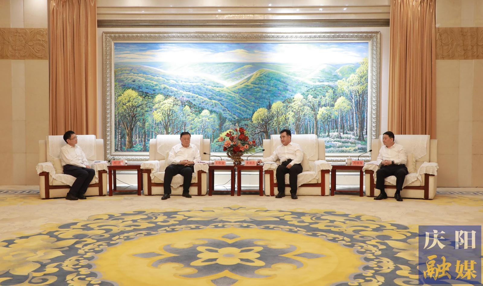 黃澤元周繼軍與中國交通建設(shè)集團(tuán)有限公司黨委書記、董事長王彤宙一行座談