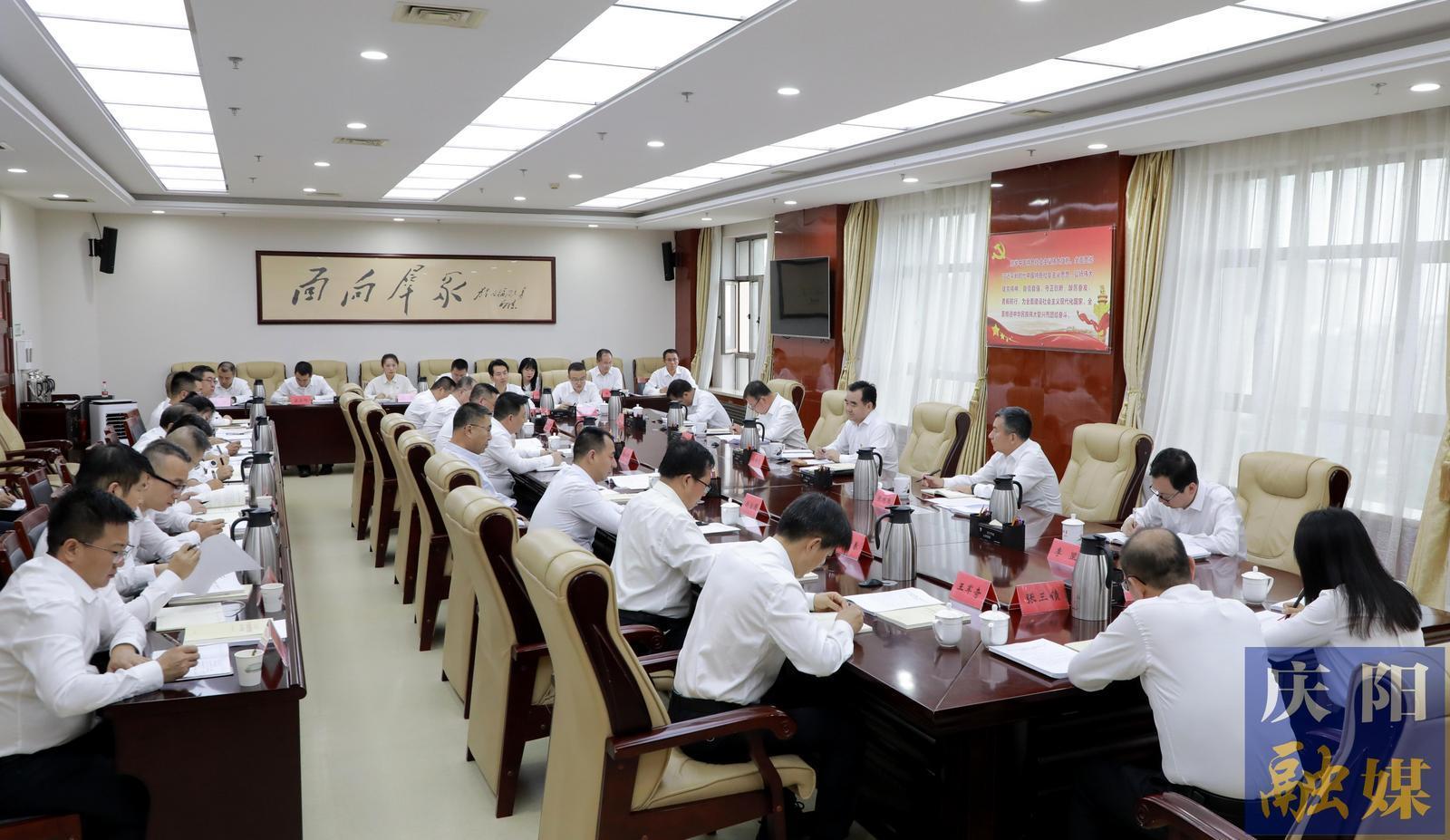 黃澤元在市委辦公室黨總支講專題黨課 勉勵全體黨員在知紀明紀上下功夫，在增強自覺上常修煉，在工作質(zhì)量上見實效，切實把黨紀學習教育成效轉(zhuǎn)化為擔當作為、干事創(chuàng)業(yè)的強大動力