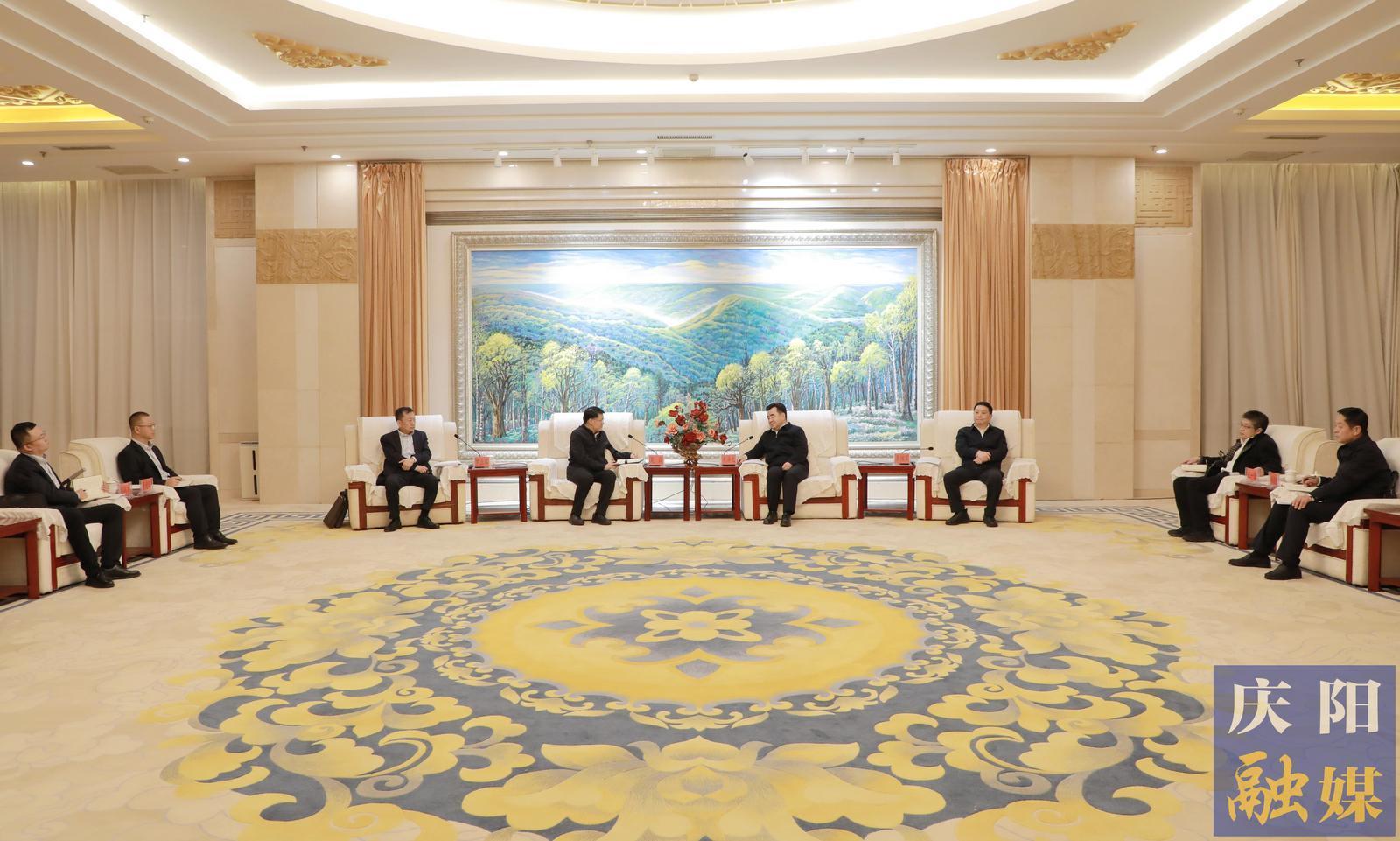 黃澤元周繼軍與中國農(nóng)業(yè)銀行甘肅省分行黨委書記、行長吳崗一行座談