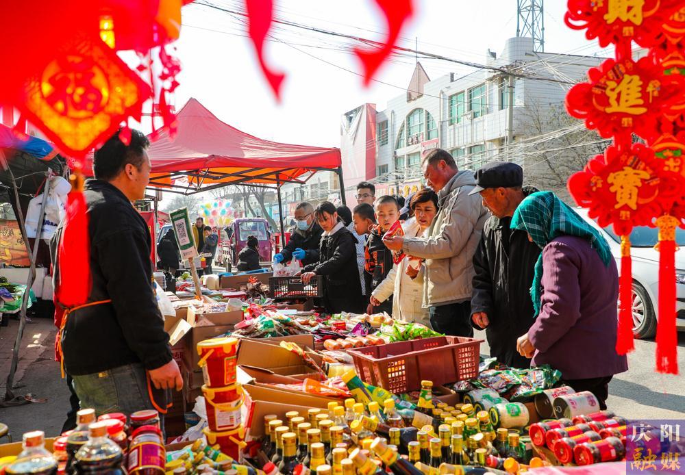 【慶陽(yáng)年味·攝影報(bào)道】趕大集備年貨，煙火氣里年味兒濃