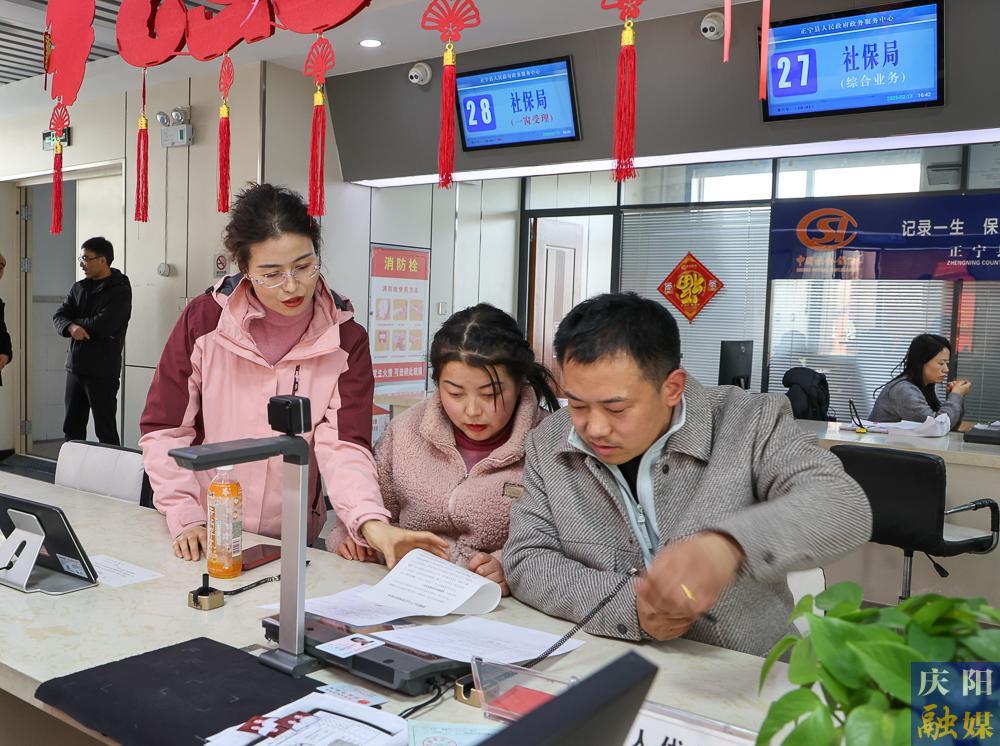 【攝影報(bào)道】正寧縣“小寧幫辦”：政務(wù)服務(wù)新亮點(diǎn)，提升群眾滿(mǎn)意度