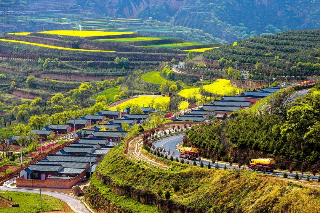 【“亮牌子、樹形象、展風(fēng)采”城鄉(xiāng)文明創(chuàng)建巡禮】慶陽市西峰區(qū)顯勝鄉(xiāng)毛寺村：“四維共進(jìn)” 繪就文明鄉(xiāng)村新畫卷