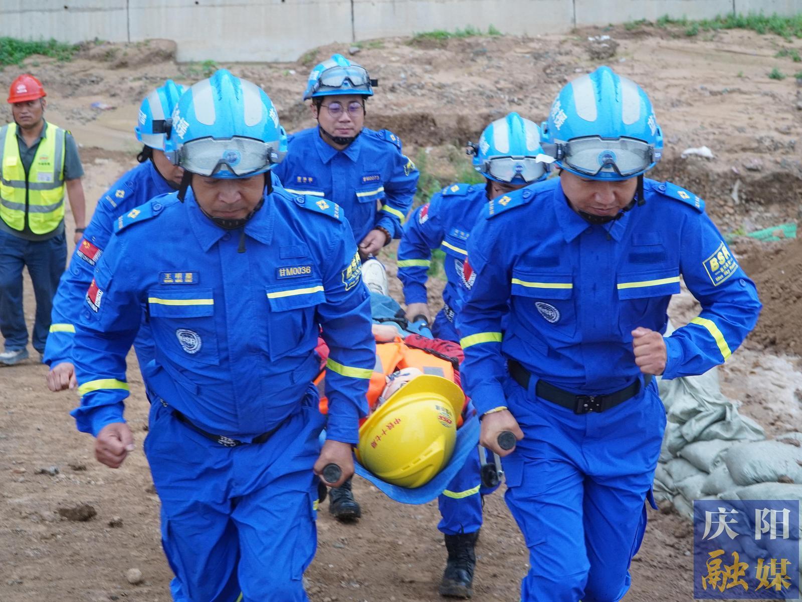 以“練”筑防 護(hù)航項(xiàng)目建設(shè)——G244線慶陽(yáng)過(guò)境段公路工程項(xiàng)目開展2025年度綜合應(yīng)急演練