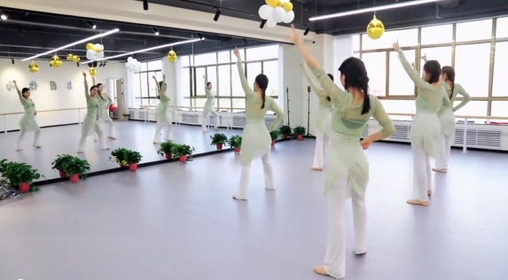 歷經(jīng)十余載風(fēng)雨兼程，夢玉女子藝術(shù)團在各界關(guān)懷下茁壯成長