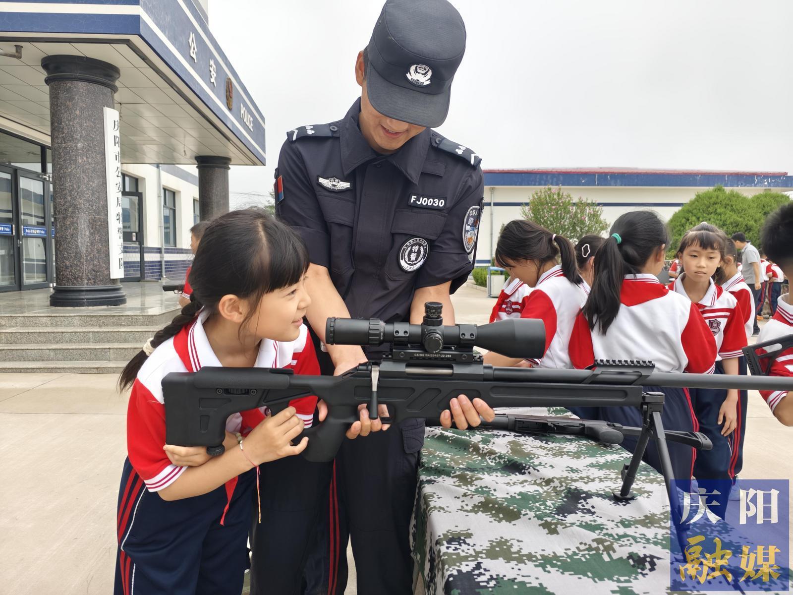 慶陽(yáng)市少年警?！凹t領(lǐng)巾進(jìn)警營(yíng)”實(shí)踐體驗(yàn)營(yíng)活動(dòng)開展