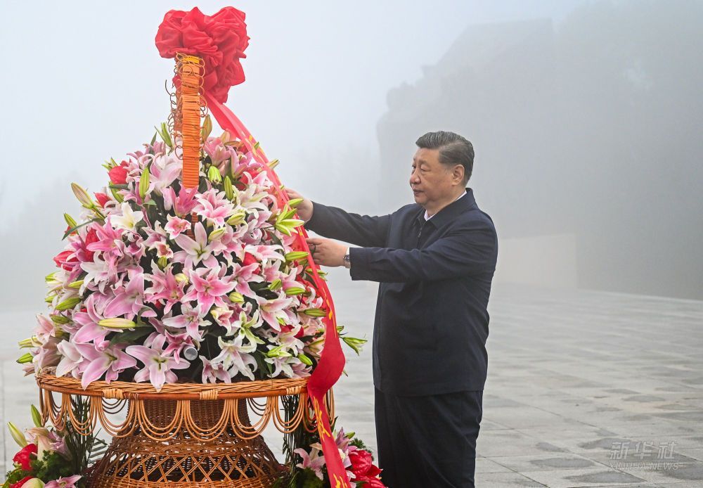 習(xí)近平在山西陽(yáng)泉市向抗戰(zhàn)烈士敬獻(xiàn)花籃并參觀(guān)百團(tuán)大戰(zhàn)紀(jì)念館