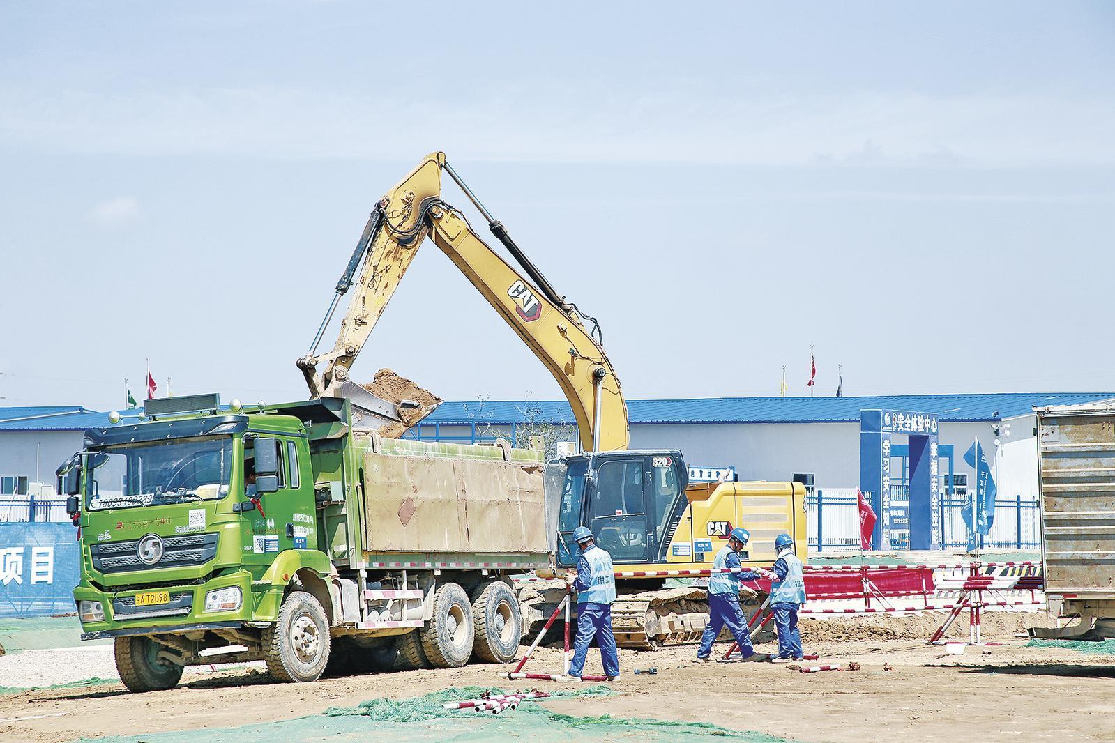 近日，位于寧縣早勝鎮(zhèn)的甘能化（慶陽）2×660MW煤電項目建設(shè)如火如荼。