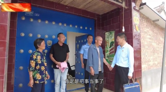 【慶陽榜樣】李鵬飛：把群眾的事當(dāng)成自己的事他能在凌晨兩點(diǎn)提著水桶沖向火場救出11條人命；他能為一樁積怨16年的鄰里糾紛上門調(diào)解9次；他能讓刑滿釋放人員重新找到生活的希望。他就是寧縣中村鎮(zhèn)政府信訪和矛盾糾紛調(diào)處干部李鵬飛